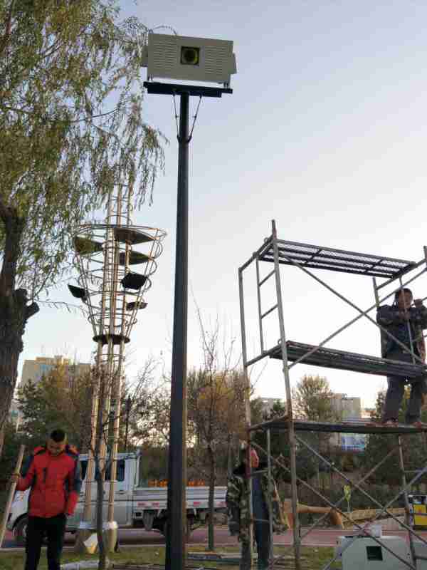 我公司為河南鄭州某公司提供單層戶外投影機(jī)防護(hù)柜(圖3) 投影機(jī)戶外安裝防護(hù)柜